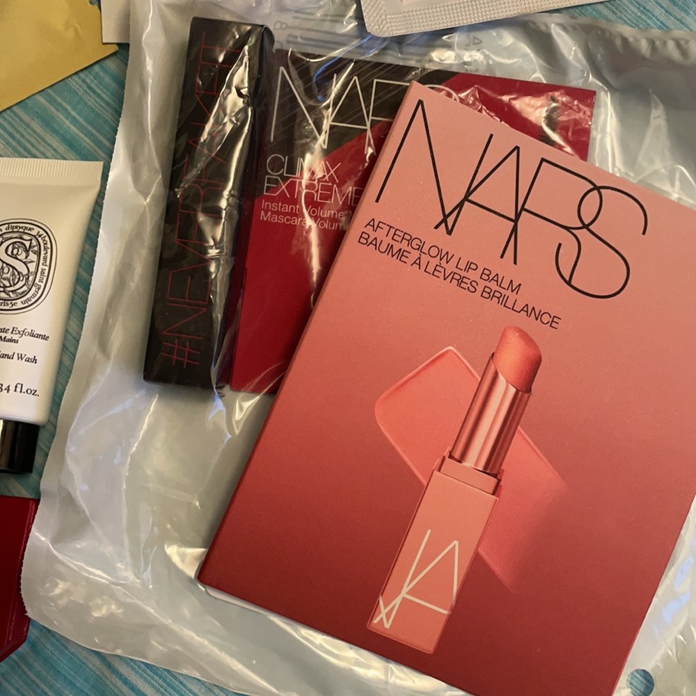 NWT MAKEUP LOT DELUXE SAMPLES - Picture 6 of 7